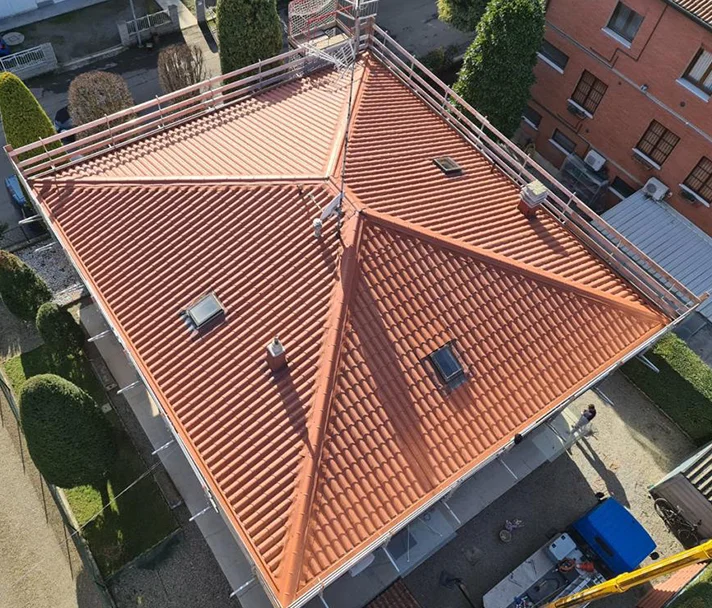 Lavorazione di lattoneria e copertura