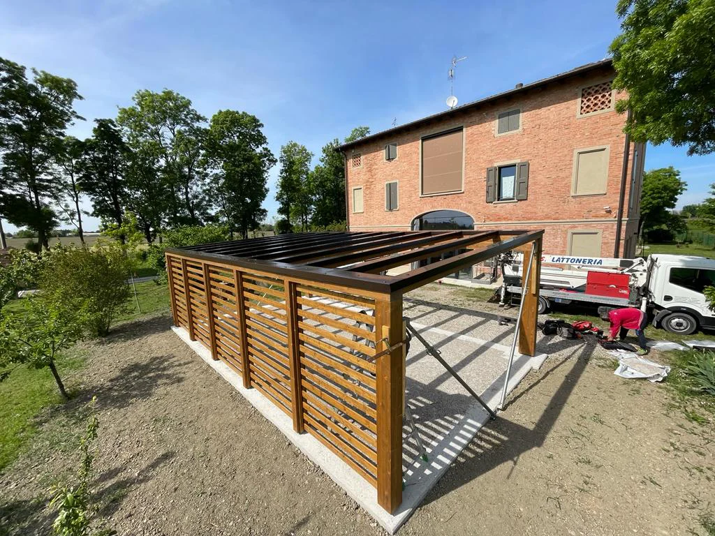 Carport in legno realizzato accanto a un’abitazione