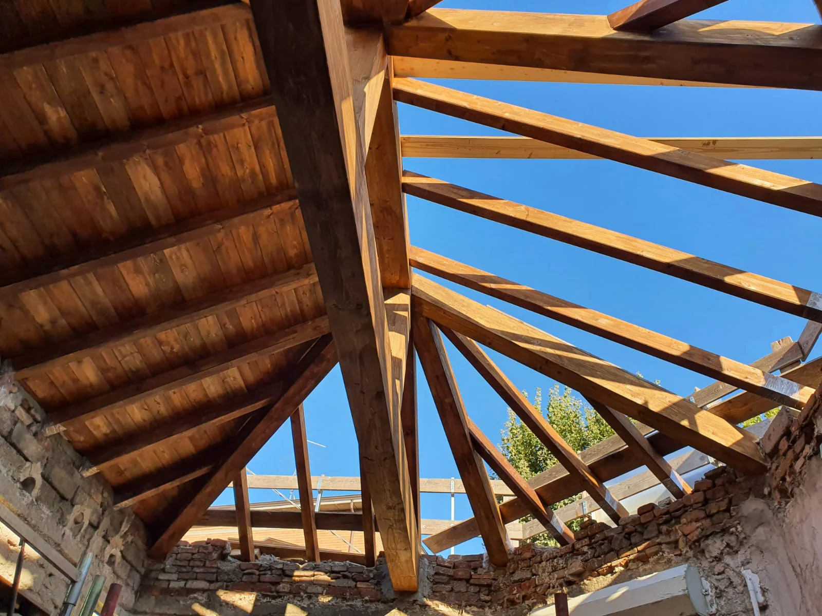 Struttura portante di un tetto in legno in costruzione