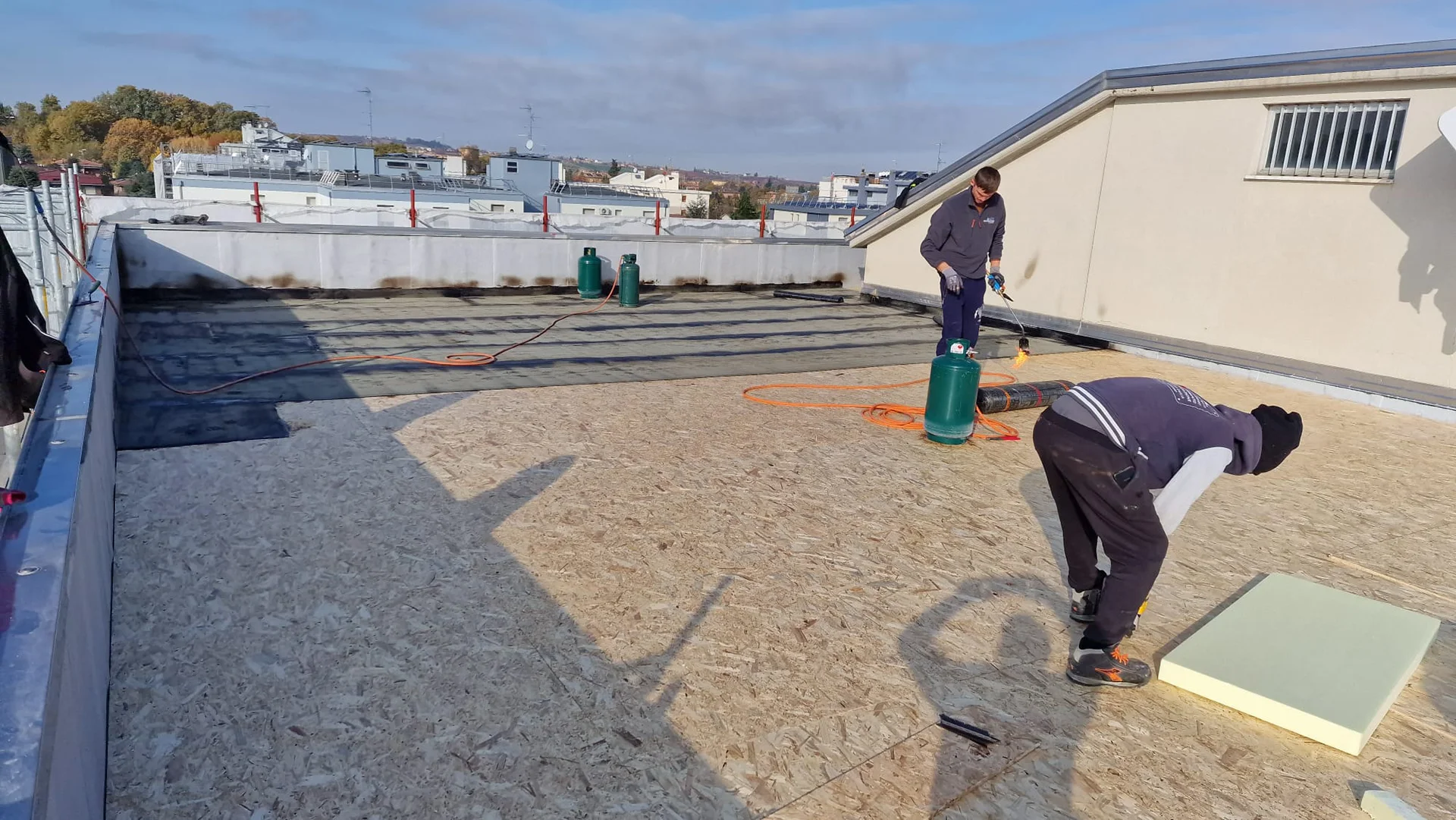 Posa della guaina impermeabilizzante su un terrazzo