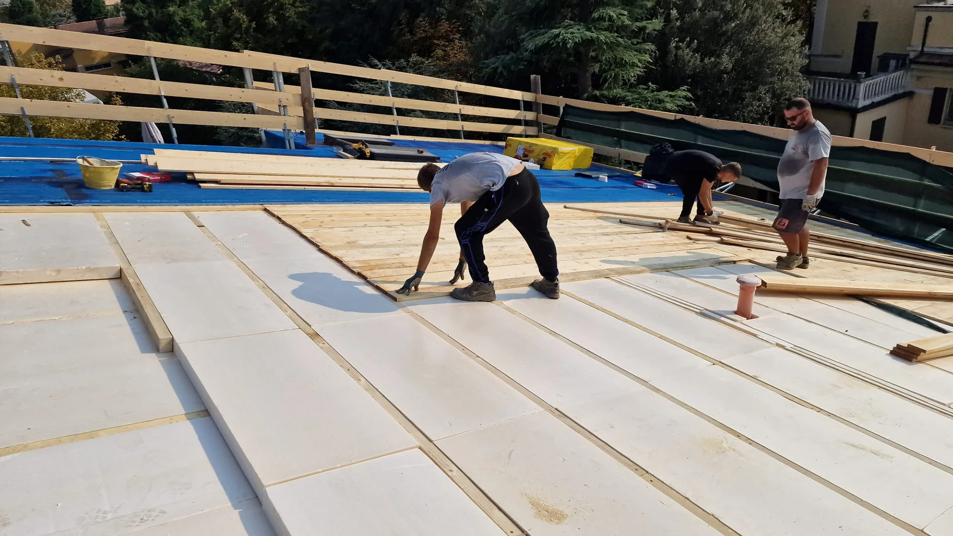 Posa di pannelli isolanti su una copertura in legno