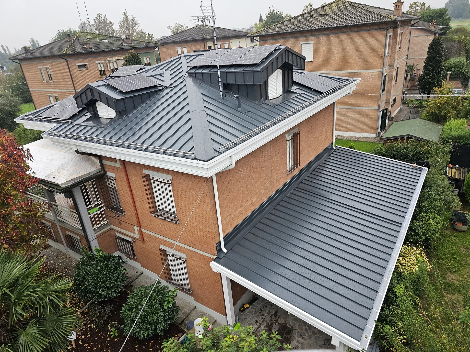 Copertura residenziale con grondaie e lattonerie realizzate su misura