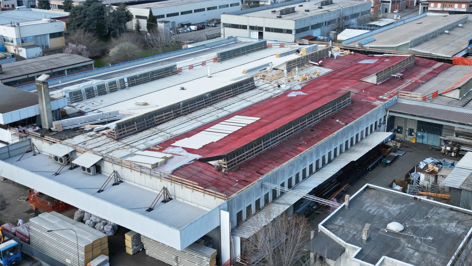 Intervento di lattoneria su una copertura industriale