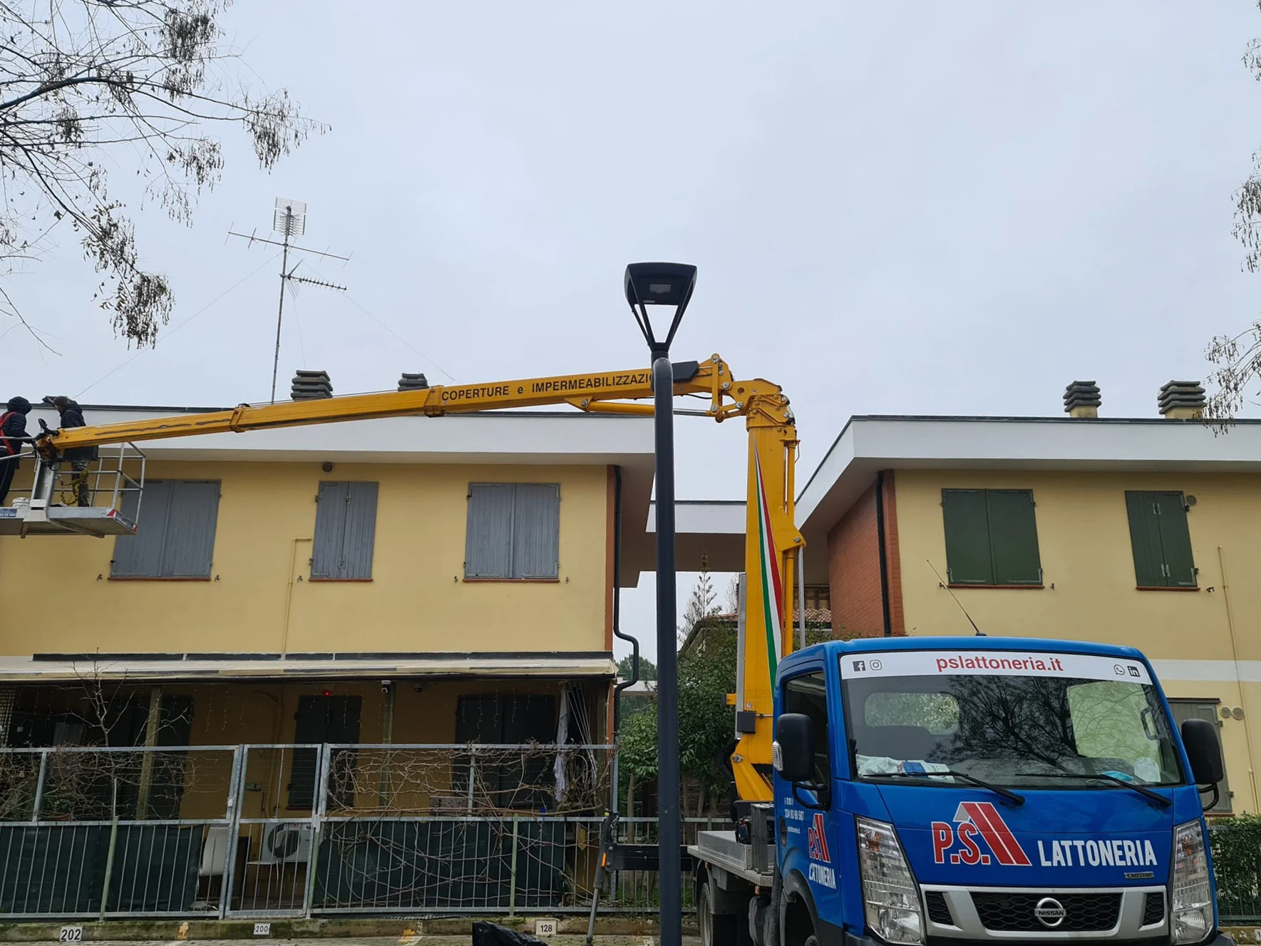 Intervento con piattaforma aerea sulla facciata di un edificio