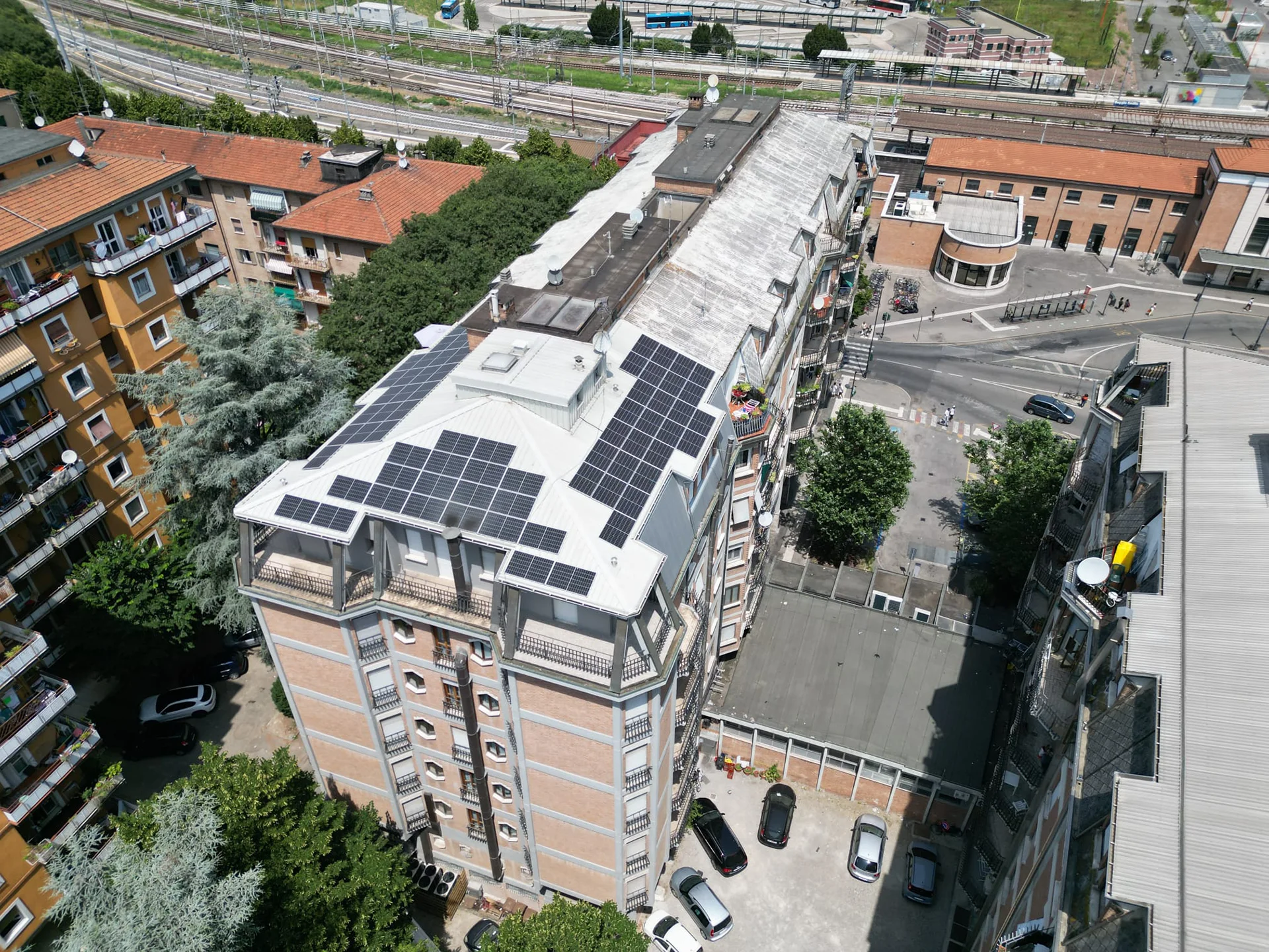 Pannelli solari installati sulla copertura di un condominio