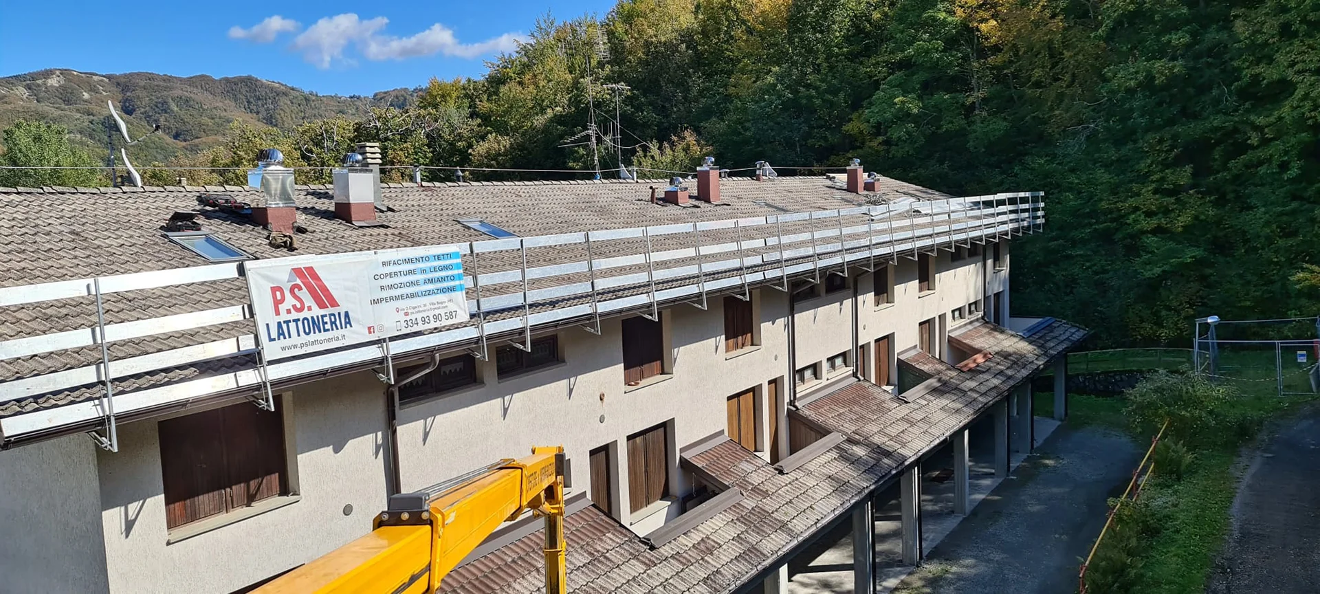 Lavori di rifacimento del tetto di un condominio