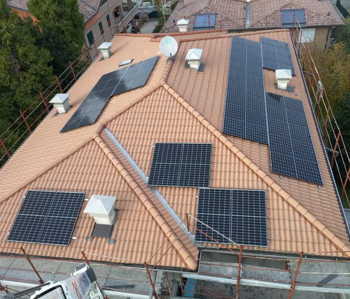 Servizio di installazione dei pannelli solari di PS Lattoneria.